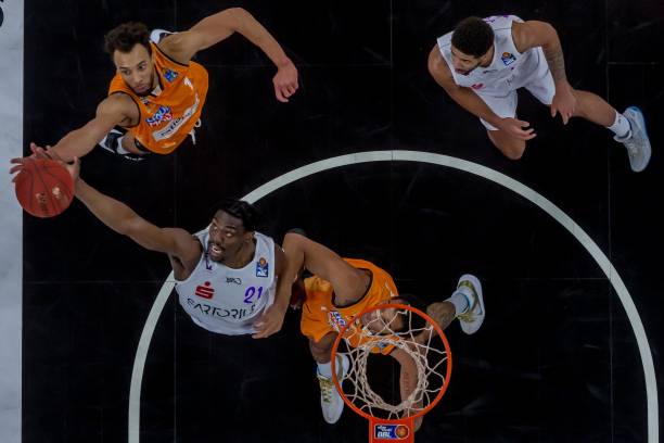 姆巴佩闪击破门，皇马1-0领先巴萨，比赛悬念重生.