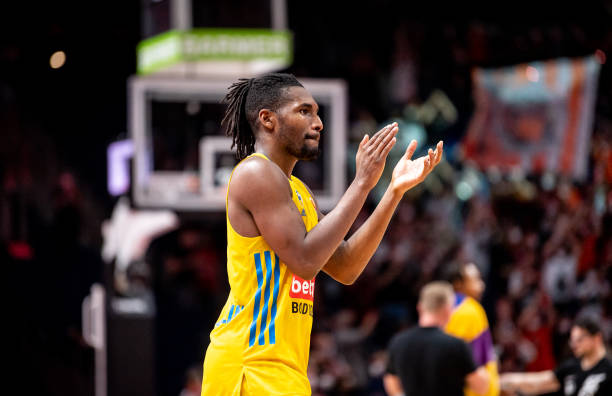 ...岁卡戴珊为何对东契奇主动示爱？东契奇妈妈回应_成为了_....