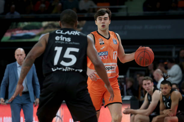 队蓄势待发 队蓄势待发