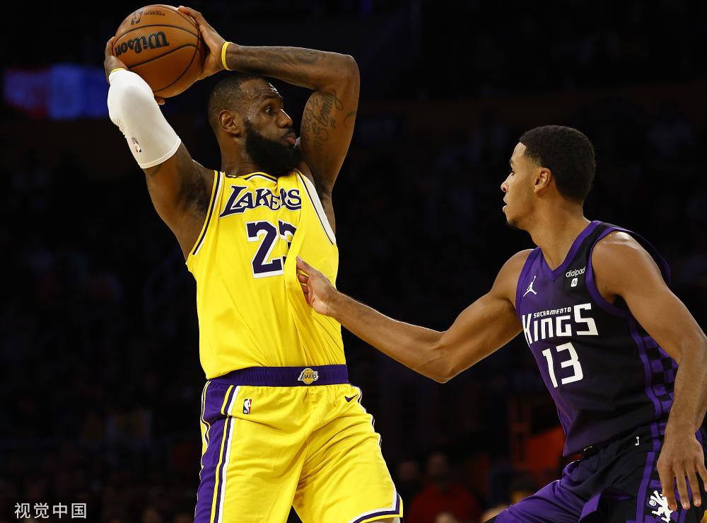 CBA：深圳男篮三分火力全开 主场击败上海